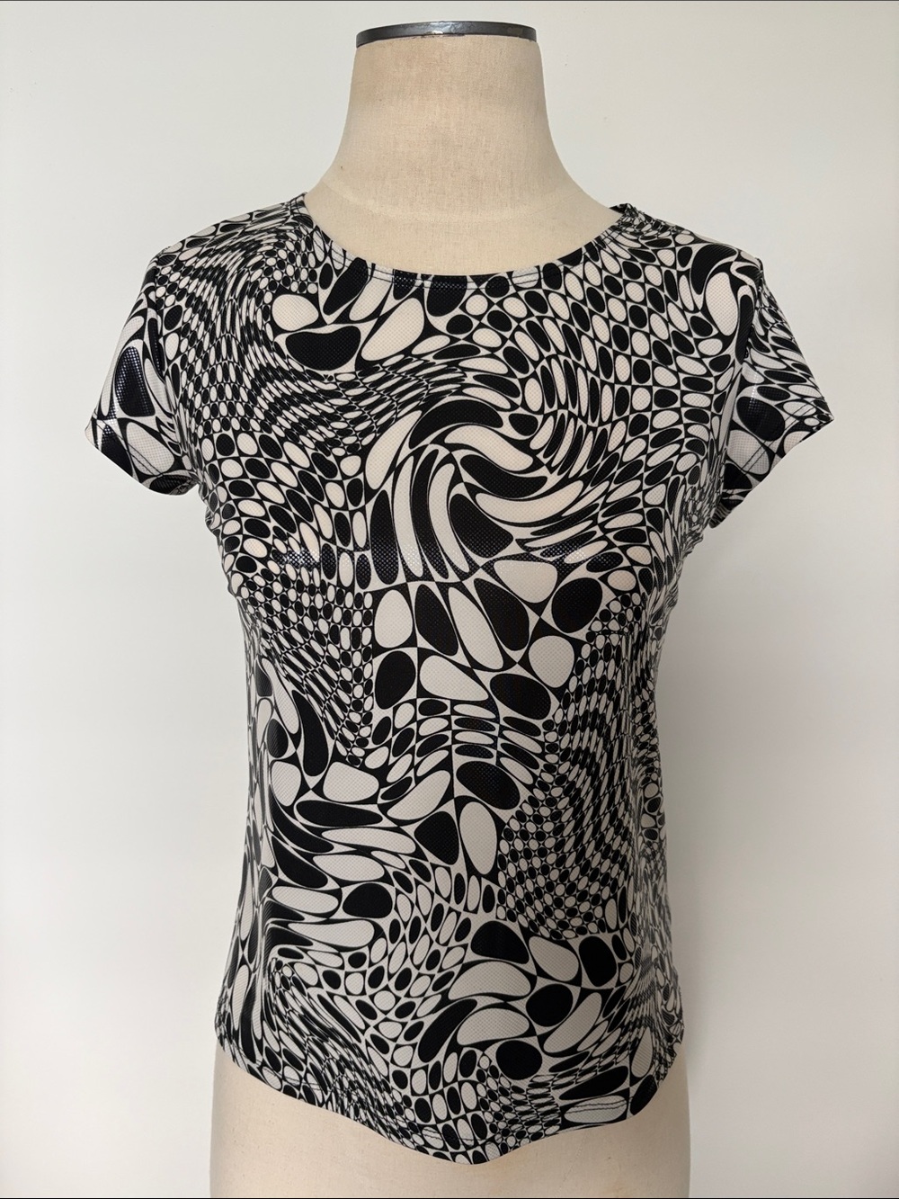 Brittany Black Black & White Swirl Abstract Short Sleeve Top